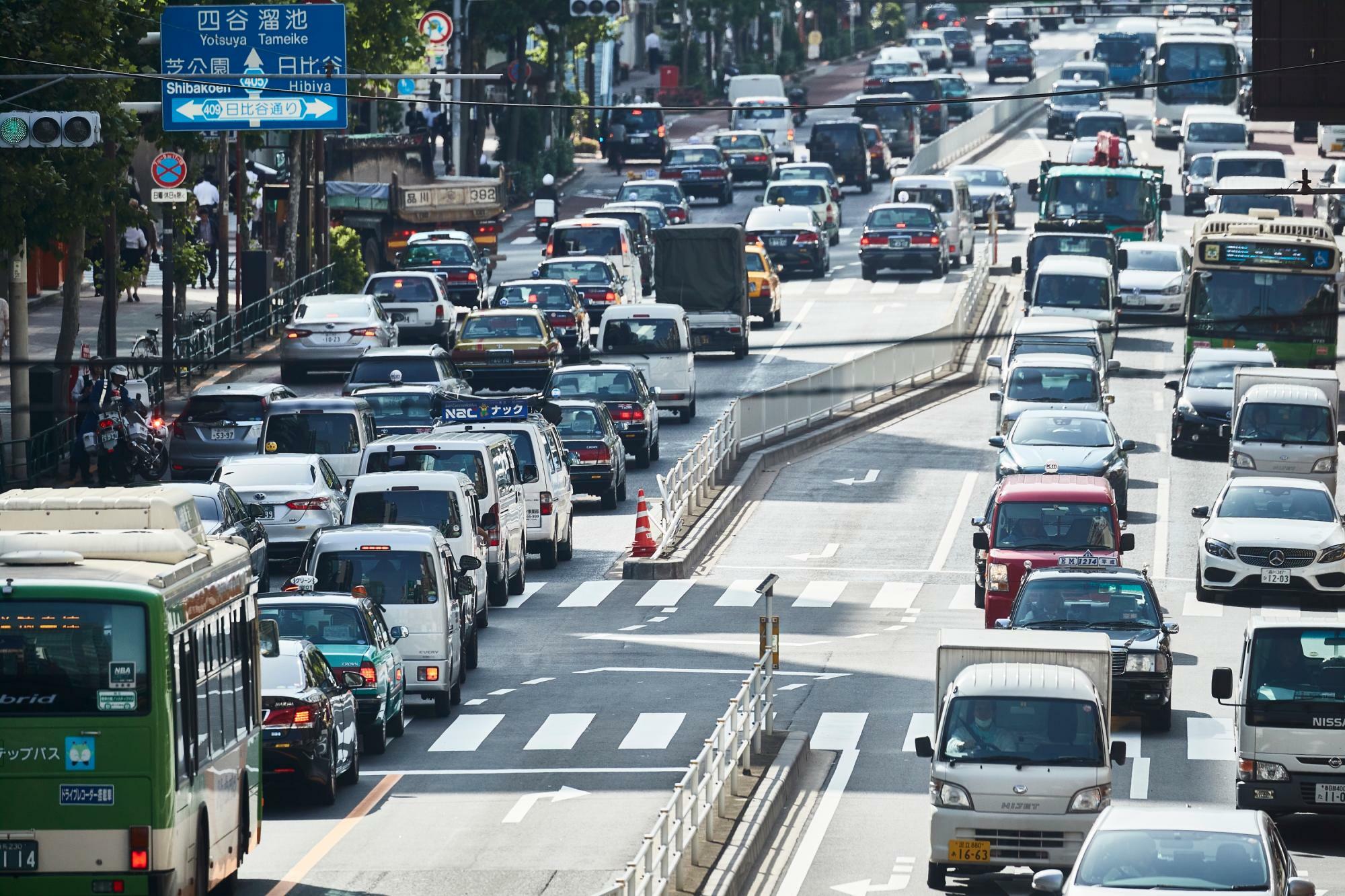 一般公道を走る多くの車。この中に飲酒ドライバーがいるかもしれない