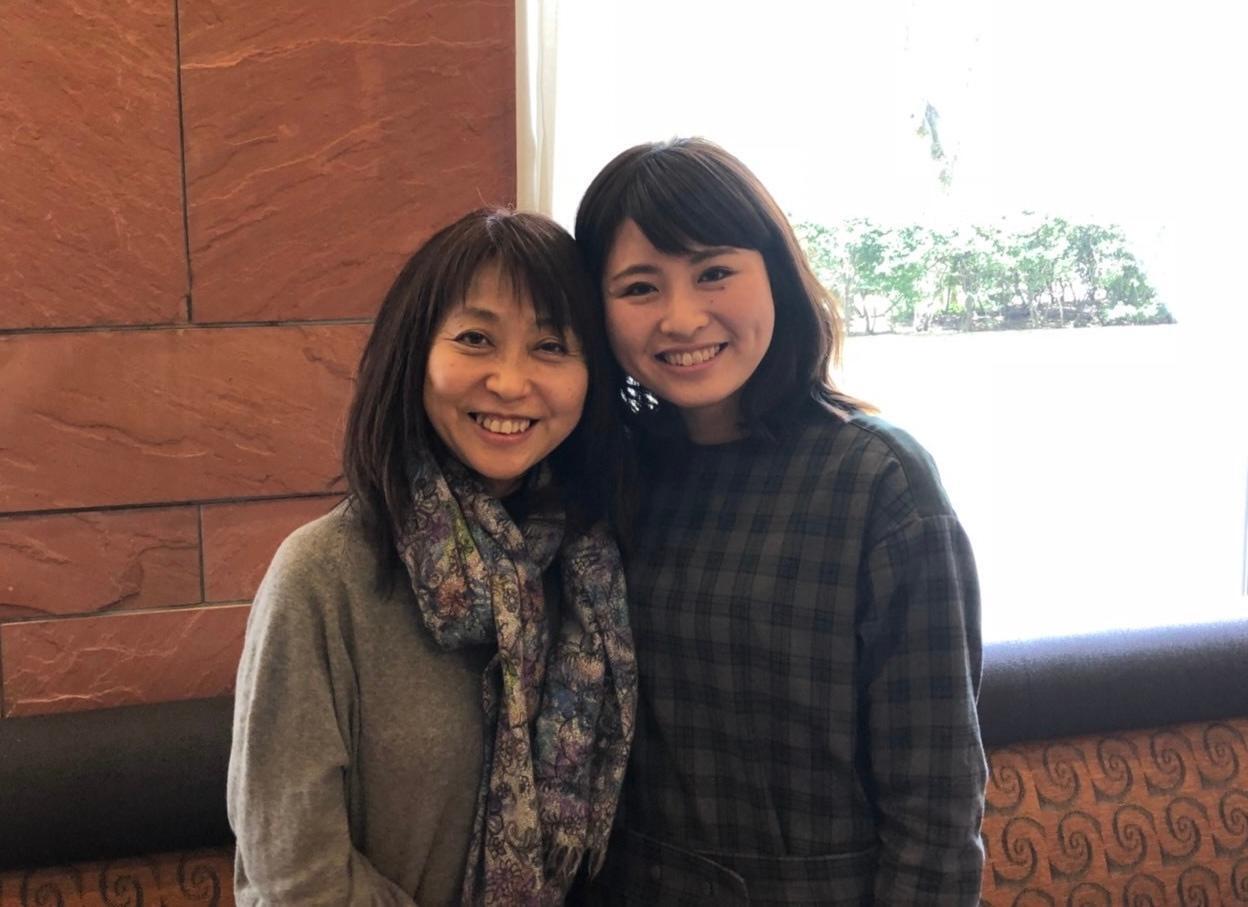 まるで親友のように仲がよかったという真寿美さん（左）とすみれさん母娘（遺族提供）