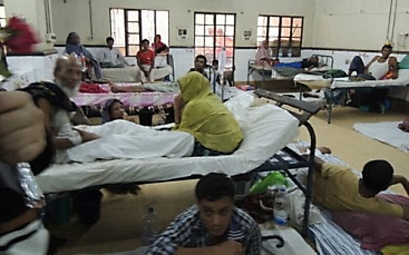 バングラデシュ（チッタゴン）の大学病院の病室内。床にも患者が横たわる。
