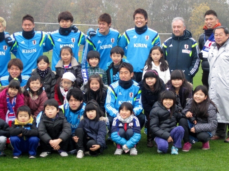 ベルギー日本人学校の児童と記念撮影。一緒に写る香川真司は南アのバックアップメンバーだった（撮影：矢内由美子）