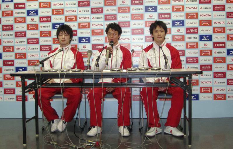 2014年11月の全日本団体選手権で優勝したコナミ勢（左から内村、小林、田中）