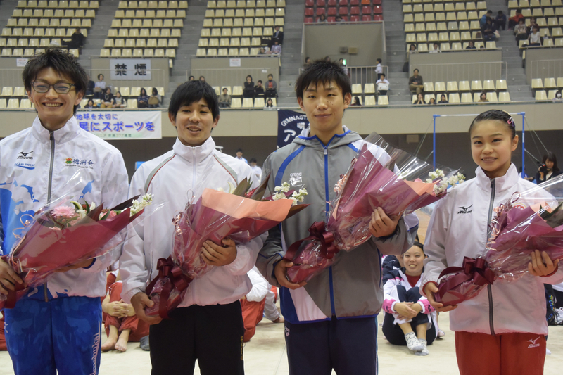 全日本シニア選手権では世界選手権出場者に花束が贈呈された（左から亀山耕平、安里圭亮、宮地秀享、杉原愛子）(撮影：矢内由美子)