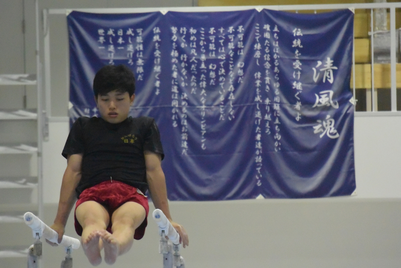清風高校の体操場で平行棒の練習をする三輪哲平。平行棒は得意種目だ（撮影：矢内由美子）
