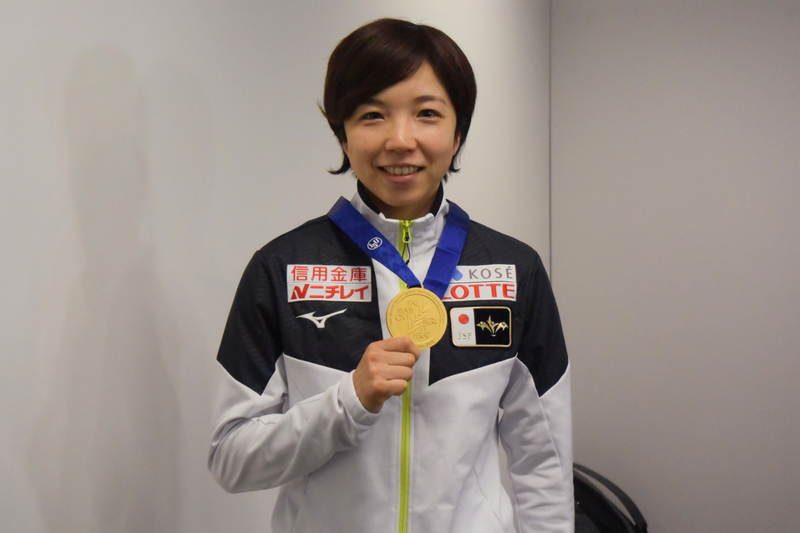 2月の世界スプリント選手権総合優勝のメダルを手にする小平奈緒（撮影：矢内由美子）