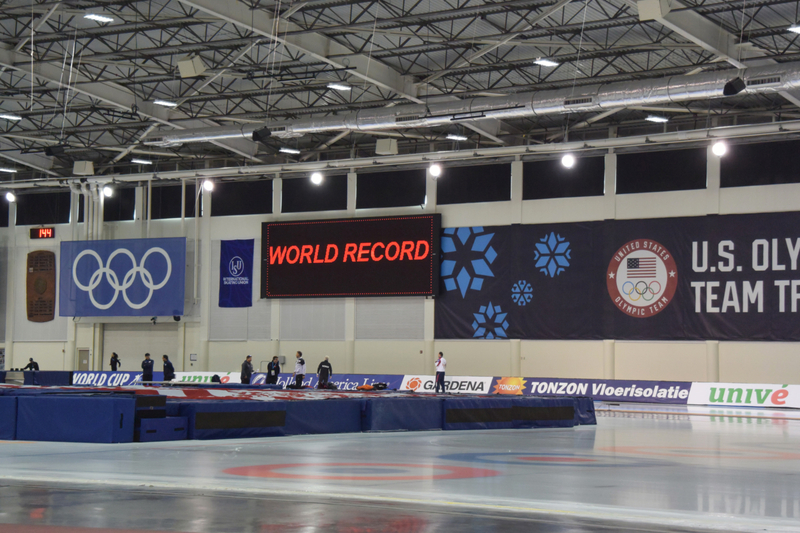 オリンピック・オーバルの世界記録誕生時の掲示板（撮影：矢内由美子）