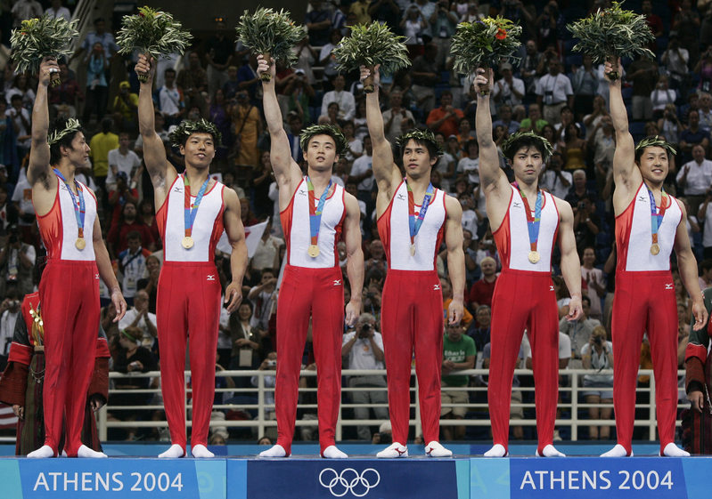 2004年 アテネ五輪体操 男子 団体 表彰式日本、28年ぶりの金メダル (写真：ロイター/アフロ )