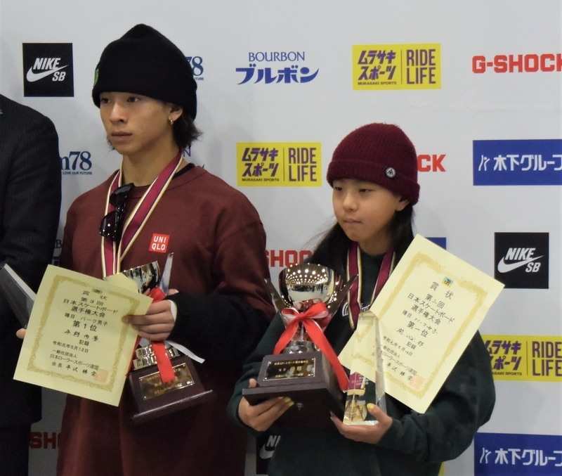 男子優勝者の平野歩夢(左)と女子優勝者の開心那(撮影:矢内由美子)
