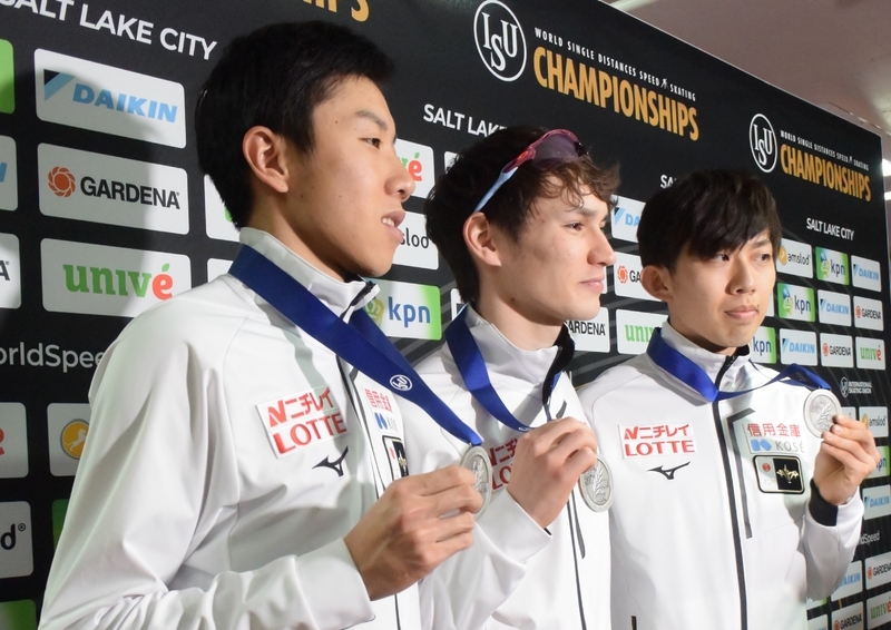 世界距離別選手権で銀メダルを獲った日本男子チームパシュート勢。左から土屋陸、ウィリアムソン師円、一戸誠太郎（撮影：矢内由美子）