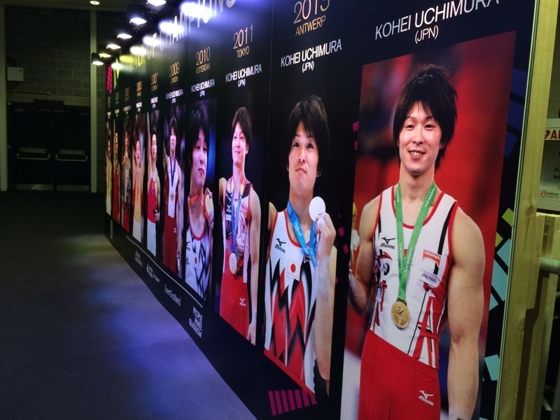 世界体操選手権の会場には歴代の個人総合金メダリストのパネルが飾られている。これは2015年、グラスゴー世界選手権でのもの。この後さらにもう1枚、内村航平のパネルが増えた（撮影：矢内由美子）
