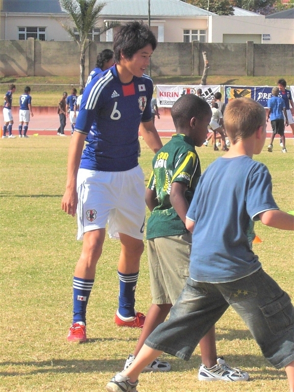 2009年南アフリカ遠征で地元の子供たちと触れあう内田篤人（撮影：矢内由美子）