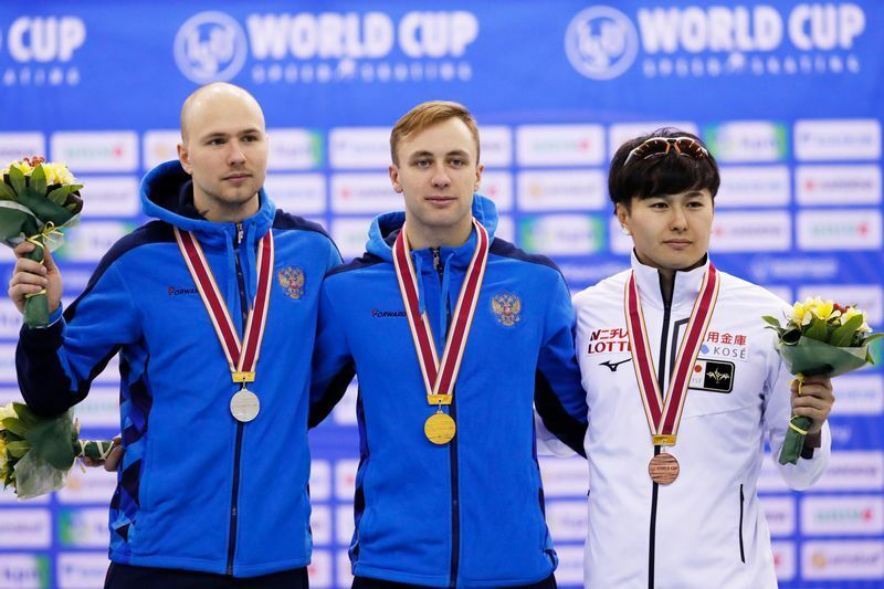 北京五輪の男子500ｍで優勝を争うであろうロシア選手たち（左からクリズニコフ、ムスタフコフ）右は村上右磨