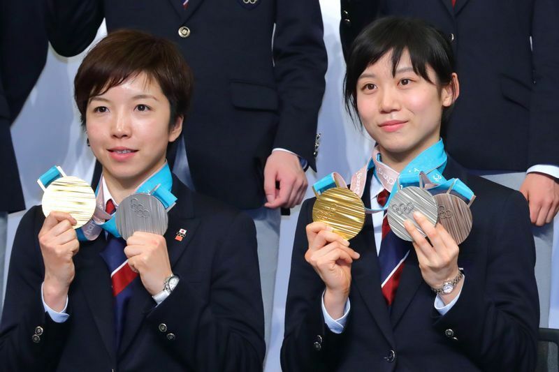 平昌五輪を終えて帰国し、メダル報告をした2に。小平奈緒は金と銀、高木美帆は金銀銅というすばらしい成績だった