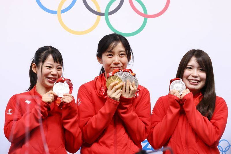 2月20日の女子チームパシュート銀メダル会見。左から髙木菜那、美帆、佐藤綾乃