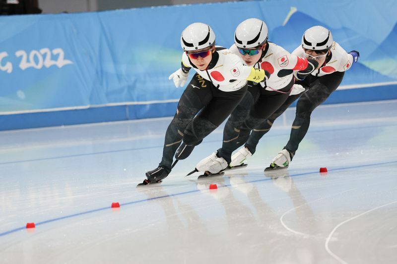北京五輪女子チームパシュート決勝の3人。左から髙木美帆、佐藤綾乃、髙木菜那