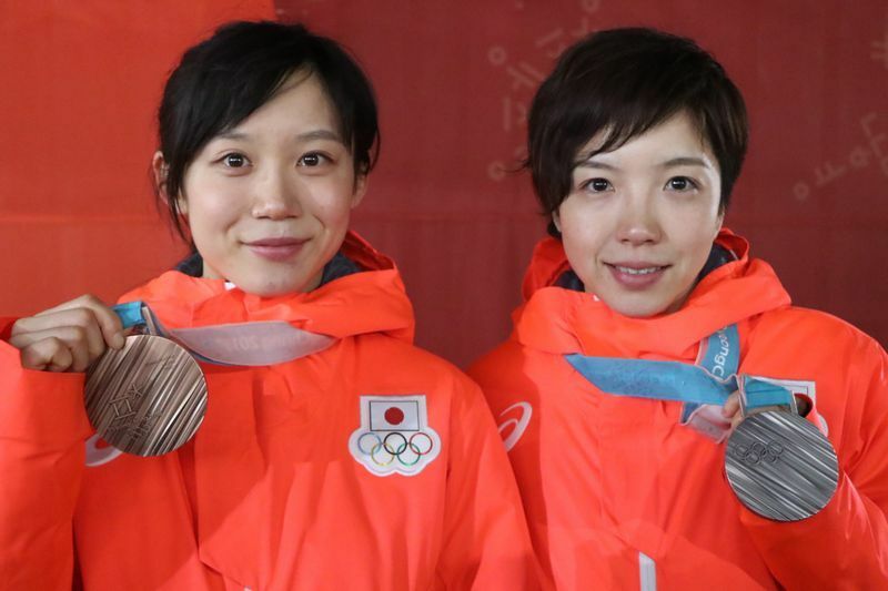 2018年平昌五輪の女子1000ｍでは銀メダルを獲得。左は銅メダルの髙木美帆