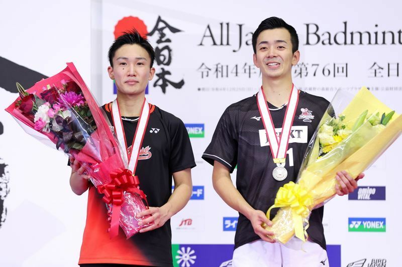 2022年全日本総合選手権男子シングルスの決勝で対戦し、優勝した桃田賢斗（左）と準優勝の西本拳太（右）