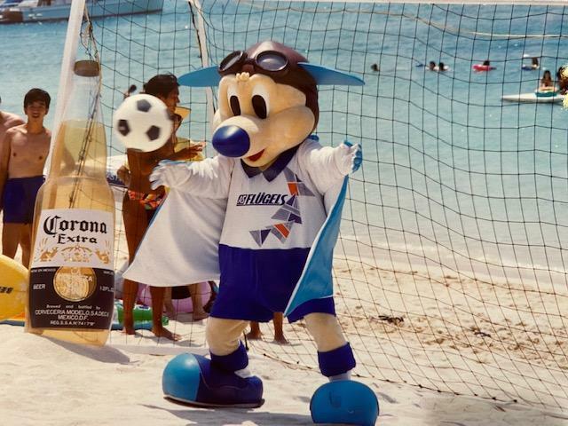 1992年6月、沖縄でのイベントに登場した横浜フリューゲルスのマスコット「とび丸」（写真提供：株式会社ザ・ファースト）