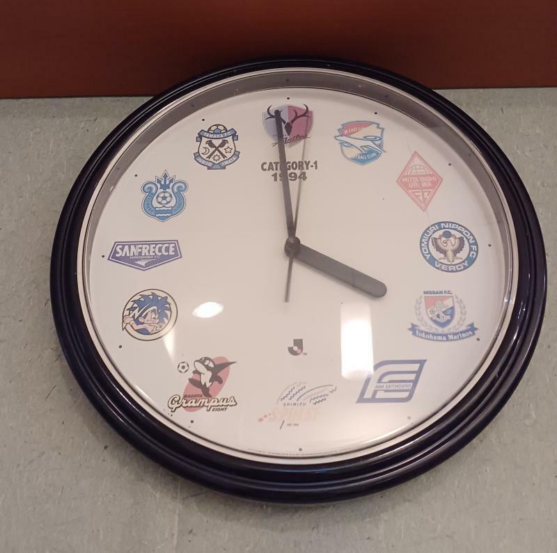 1993年の「オリジナル10」から柏レイソルとジュビロ磐田が加わって12クラブになった1994年。記念の時計は今もザ・ファースト社の壁で時を刻んでいる（撮影：矢内由美子）