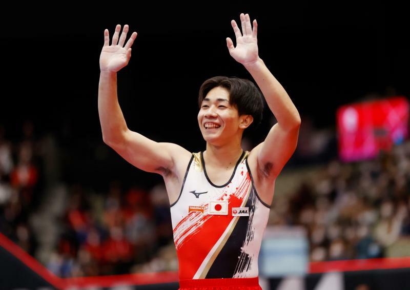 銀メダルを獲得した2021年世界選手権で観客に手を振る南一輝。今年は2年ぶりの世界選手権出場を目指す