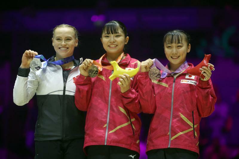 2022年世界選手権種目別平均台の表彰式。真ん中は金メダルの渡部葉月。左は銀メダルのエリザベス・ブラック（カナダ）。右は銅メダルの宮田笙子