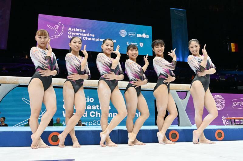 2024年パリ五輪の団体出場権を獲得した日本女子。左から宮田笙子、岸里奈、畠田千愛、芦川うらら、坂口彩花、深沢こころ