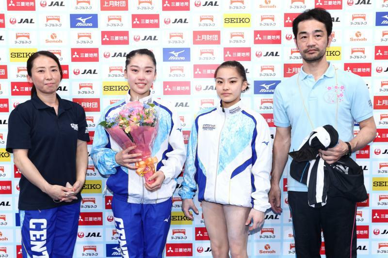 瞳さん（左から2人目）は世界選手権3度代表。東京五輪団体総合で入賞。2022年に引退した時には会場に家族がそろった。