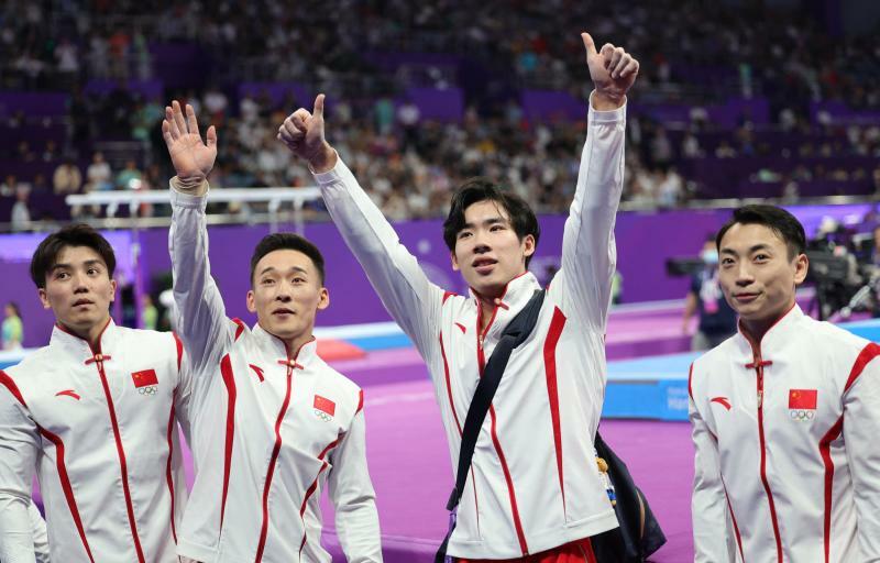 杭州アジア大会で団体金メダルを獲得した中国。平行棒で16点近くを出す鄒敬園(ゾウジンヤン＝右）と個人総合で橋本大輝のライバルとなる張博恒（ジャンボーヘン＝右から2人目）はパリ五輪には出てくるはず