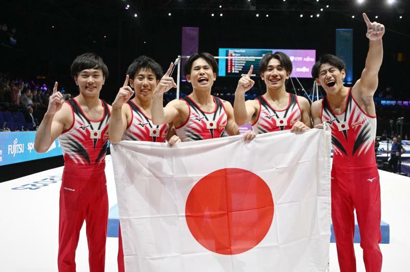 体操世界選手権（ベルギー・アントワープ）で8年ぶり金メダルに輝いた日本男子。右から橋本大輝、南一輝、萱和磨、杉本海誉斗、千葉健太