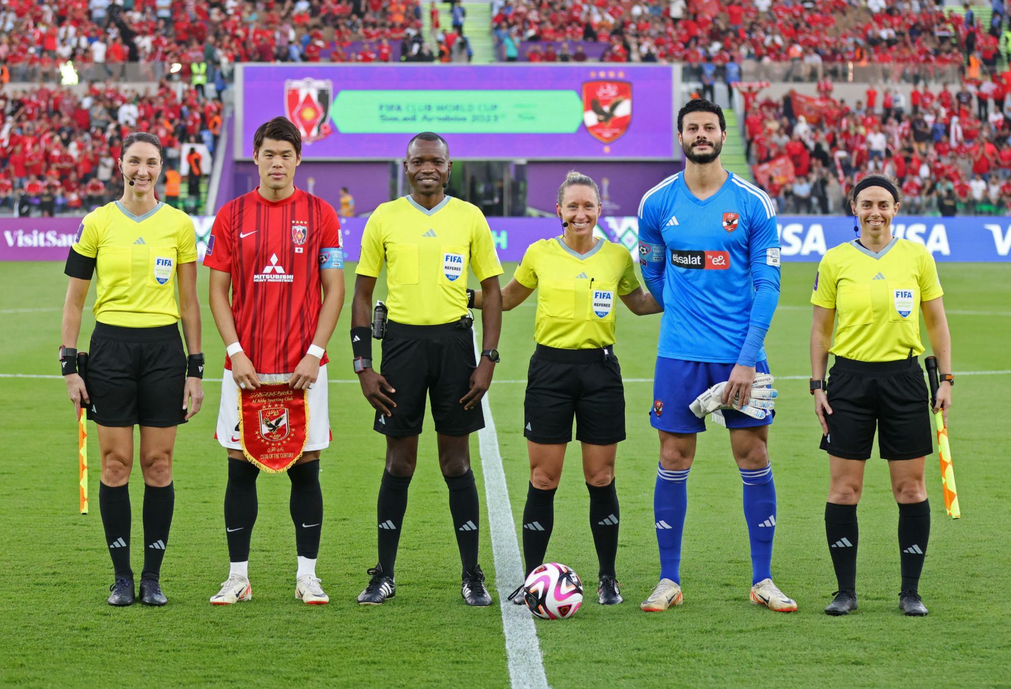 FIFAクラブワールドカップ2023の3位決定戦ｖｓアル・アハリ戦で先発してアッと言わせた酒井宏樹（左から2人目）