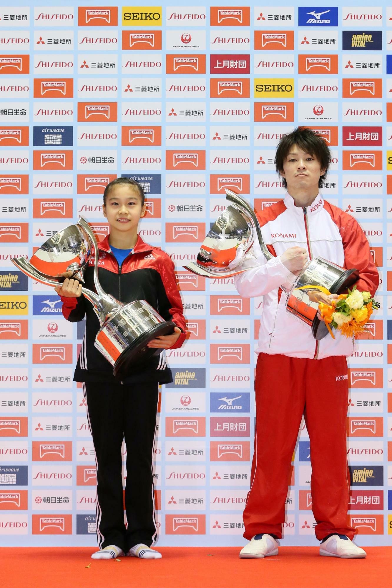 2015年のNHK杯で15歳にして初優勝を飾った杉原愛子。男子で7連覇を達成した内村航平と表彰式で記念撮影