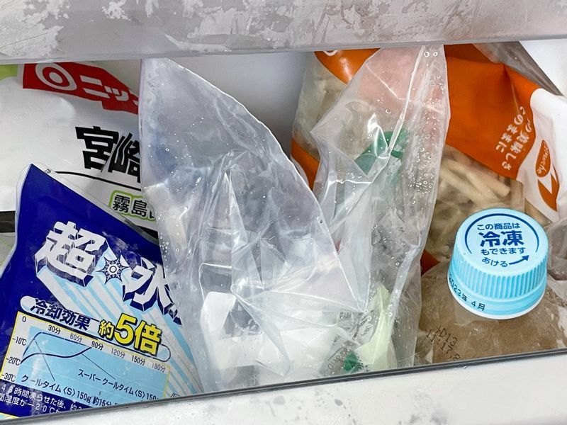 冷凍室には保冷剤や水を入れて凍らせたペットボトルを用意