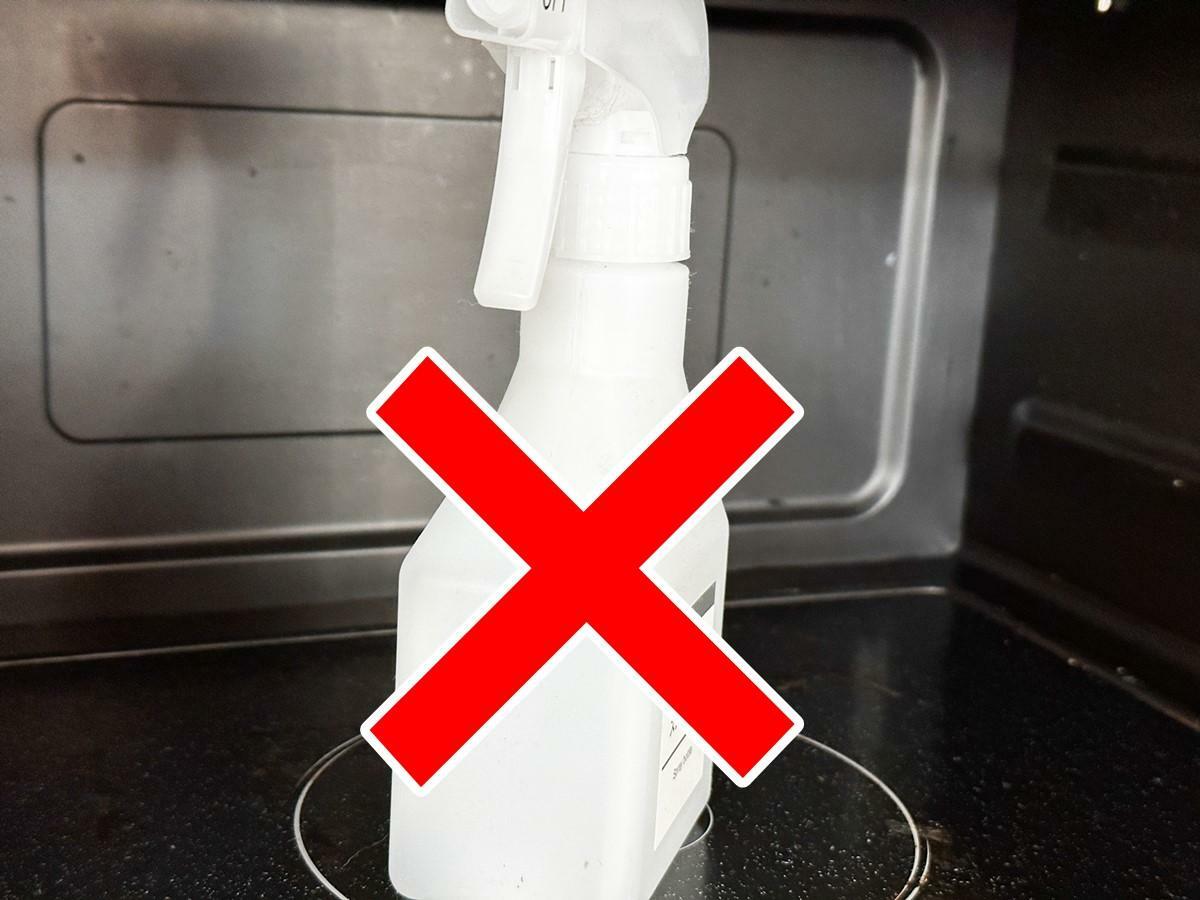 洗浄剤をボトルごと電子レンジで加熱するのは危険（筆者撮影）