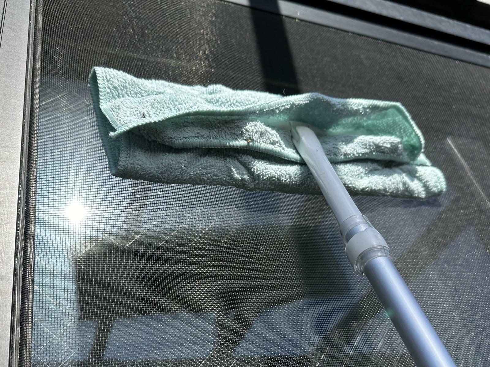 網戸は濡らした雑巾で掃除するのがおすすめ（筆者撮影）