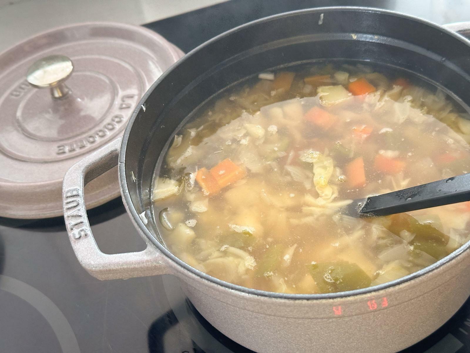 野菜なんでもいいのでコンソメベースの野菜スープを大量に作っておく（筆者撮影）