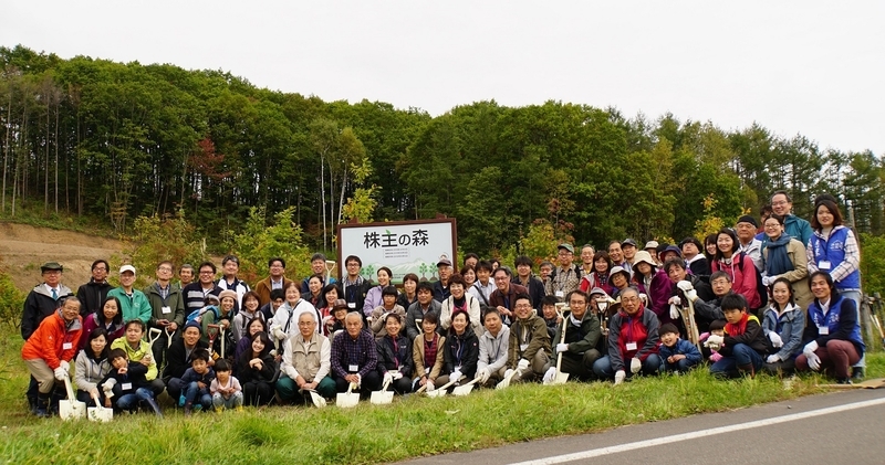 株主たちは株主総会前に植樹イベントに参加した。