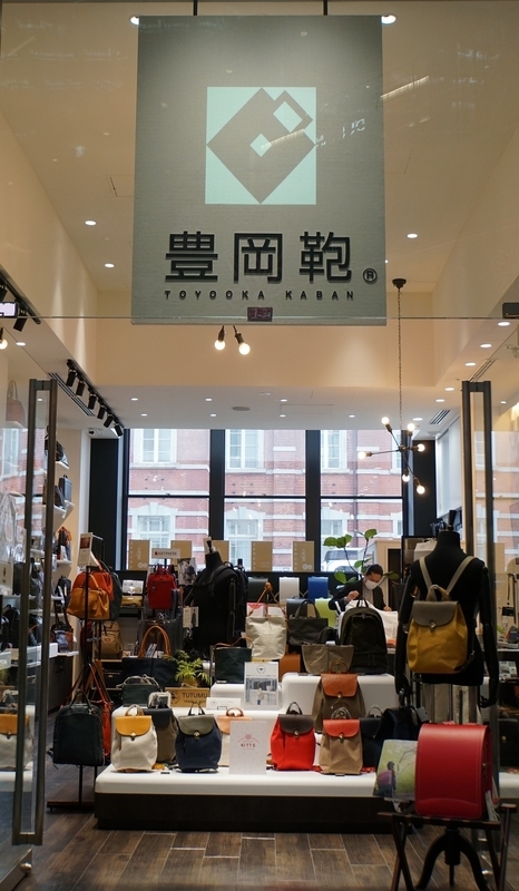 東京駅南口前のJPタワーKITTE１階に出店している「豊岡鞄」（筆者撮影）