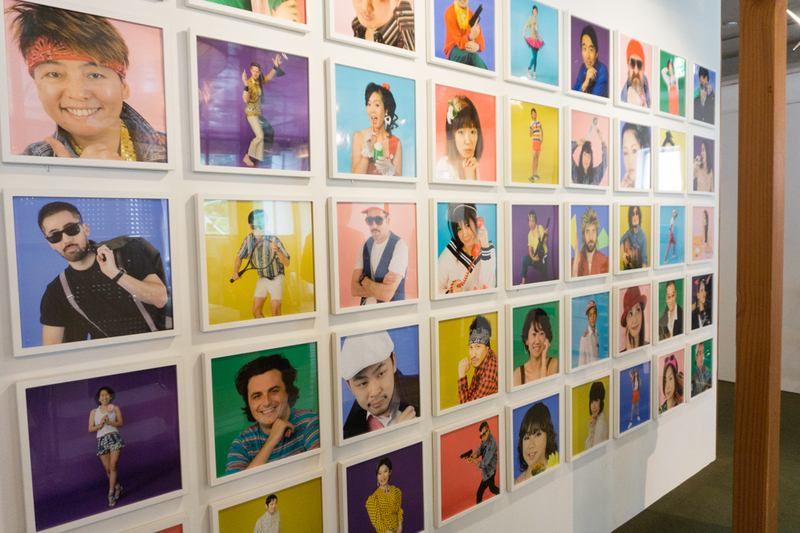 東京のオフィスには、80年代アイドルをテーマにした社員のポートレイトコーナーがある。