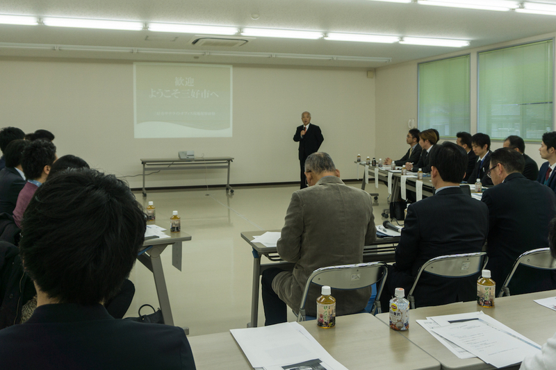 三好市の黒川征一市長の話を聞く視察ツアーの参加者ら。この後、サテライトオフィス開設企業との質疑応答や現地視察などが行われた(筆者撮影)