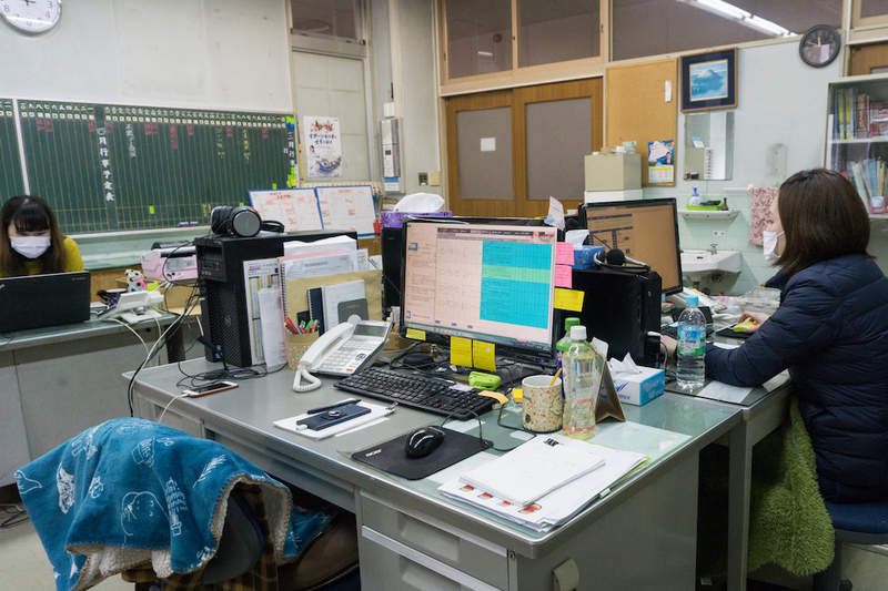 小学校の職員室だった場所を事務所にしている「風の株式会社」のサテライトオフィス。校内放送でBGMが流れていた(筆者撮影)