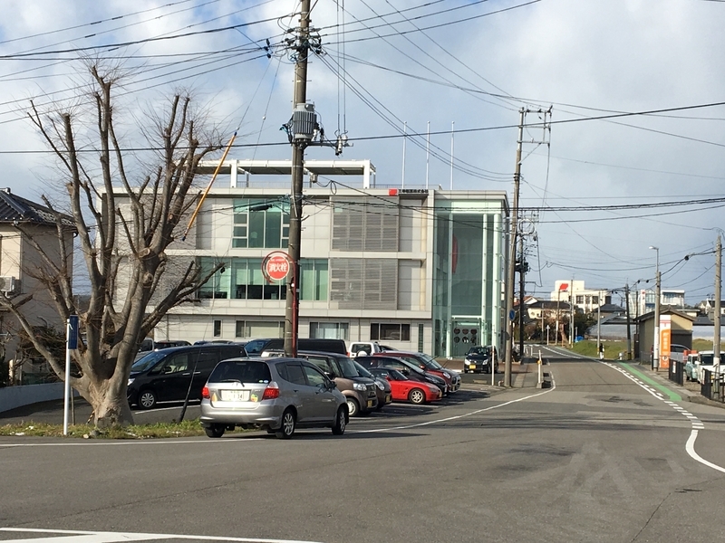新潟市の三幸製菓本社。周りは田畑に囲まれている