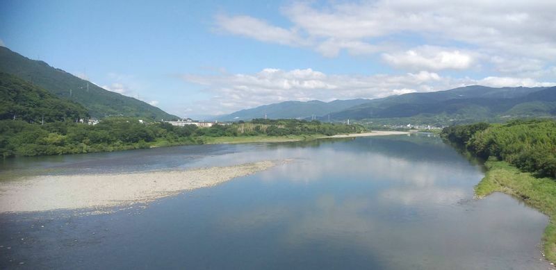 ホウエツ病院近くを流れる吉野川の風景