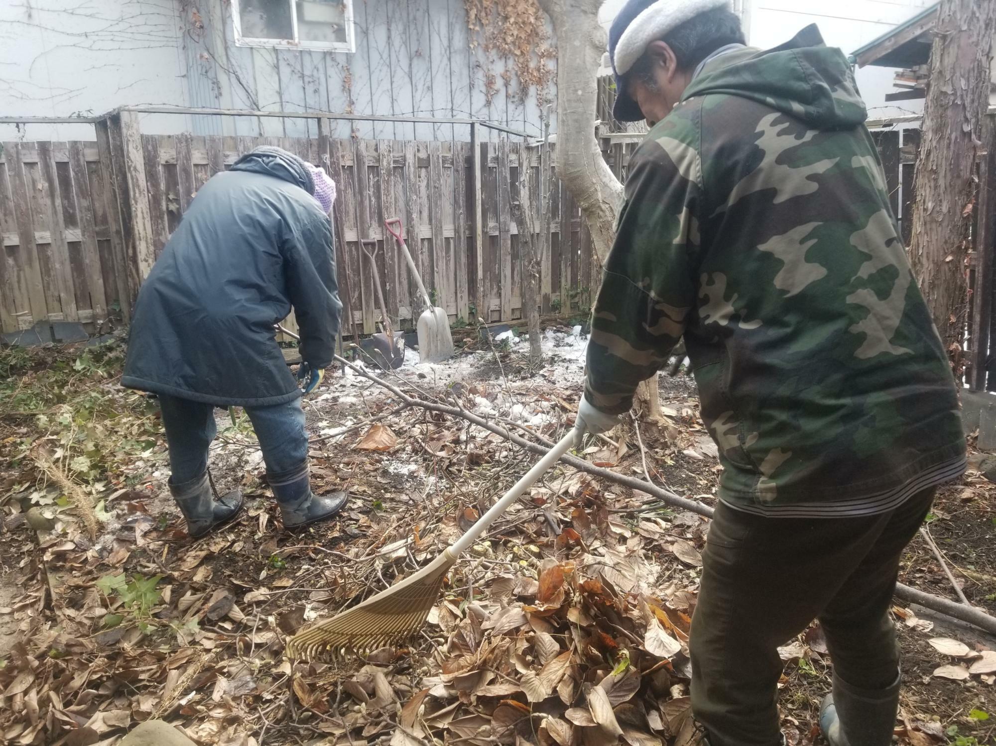 庭で作業する労協うえだのメンバー　写真提供：労協うえだ