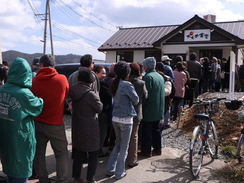 ３月１１日、朝から多くの人がかもめ食堂の前に列を作っている。
