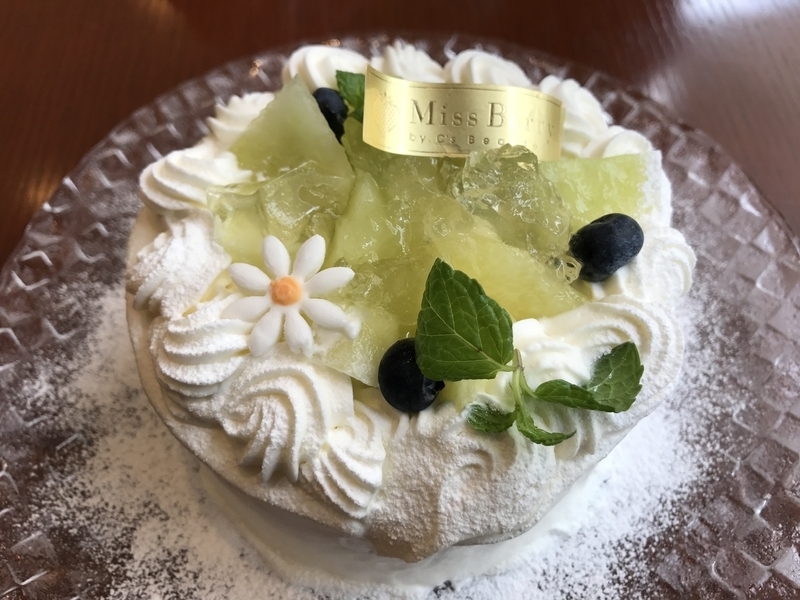 「Miss Berry」(西長堀)はパティスリーならではのケーキ型かき氷が人気。