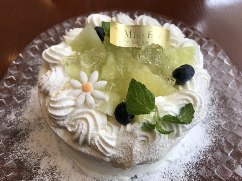 「Miss Berry」（西長堀）はパティスリーならではのケーキ型かき氷が人気。