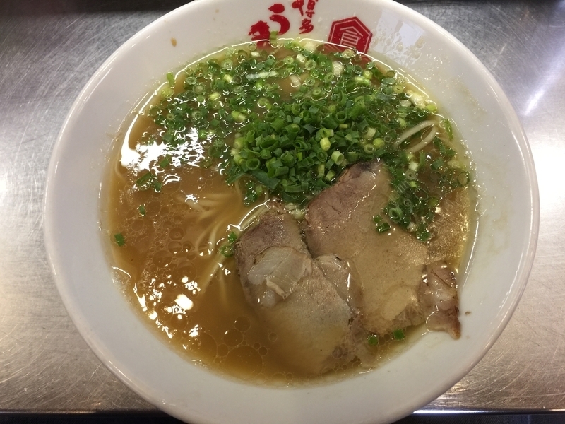 博多初のラーメン屋台の流れを汲む「うま馬」のラーメンは、半濁スープの醤油味。