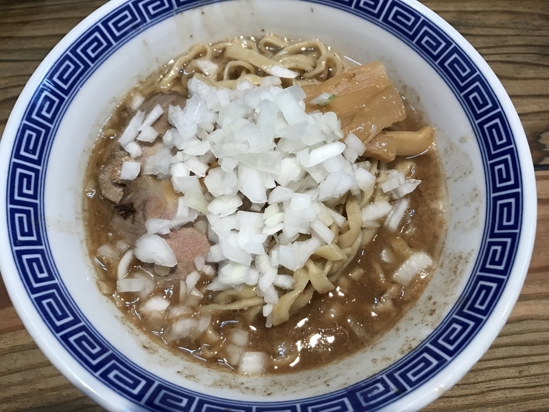 期間限定店「新潟ラーメン」（池袋）の「濃厚背脂煮干」はドロッとしたスープが特徴。