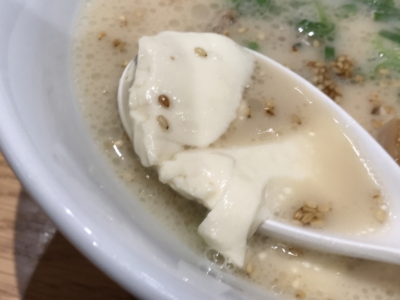 一風堂の「白丸とんこつ豆腐」は麺の代わりに豆腐を一丁入れた意欲作。