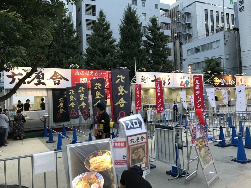 新宿大久保公園にて、今年は５週間で45店舗が出店する「大つけ麺博 大感謝祭」。