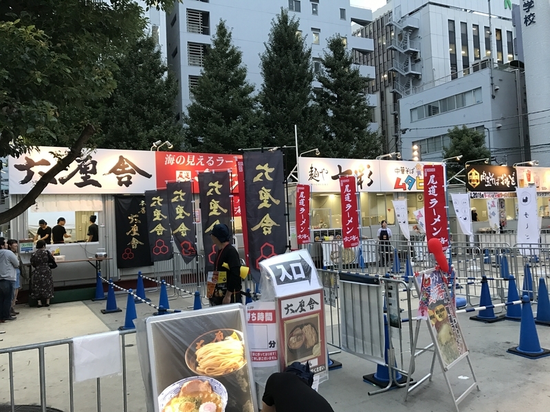 新宿大久保公園にて、今年は5週間で45店舗が出店する「大つけ麺博 大感謝祭」。